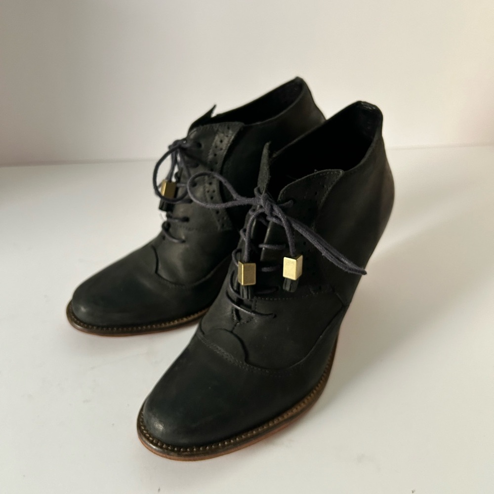 Black genuine leather Lace up Pump Size 8